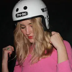 Escucha a SUMMERGIRL, mira vídeos musicales, lee la biografía, consulta fechas de giras y mucho más.