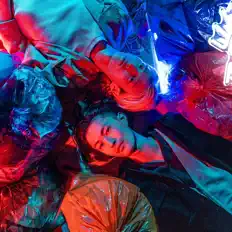 聆聽 カムリキ、觀看音樂影片、閱讀小傳、查看巡演日期等！