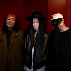 Luister naar HEA, bekijk muziekvideo's, lees de bio, bekijk de tourdata, en meer!