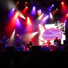 Poslechněte si interpreta The Violet Frequency, sledujte hudební videa, přečtěte si životopis, podívejte se na data turné a další informace.