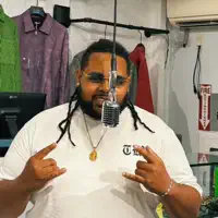 聆聽 undefined、觀看音樂影片、閱讀小傳、查看巡演日期等！