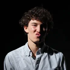 Poslechněte si interpreta Zkario, sledujte hudební videa, přečtěte si životopis, podívejte se na data turné a další informace.