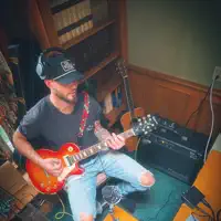 聆聽 undefined、觀看音樂影片、閱讀小傳、查看巡演日期等！