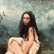 Ακούστε περιεχόμενο από Charli xcx, παρακολουθήστε μουσικά βίντεο, διαβάστε το βιογραφικό, δείτε ημερομηνίες περιοδείας, και πολλά ακόμη!