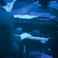 Ouça undefined, assista a videoclipes, leia a biografia, veja as datas das turnês e mais!