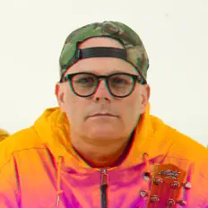 聆聽 Monsieur D.、觀看音樂影片、閱讀小傳、查看巡演日期等！