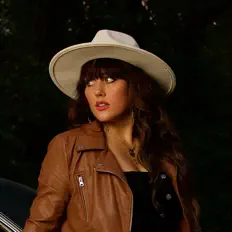 聆聽 Dani Lassetter、觀看音樂影片、閱讀小傳、查看巡演日期等！