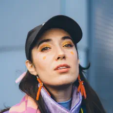 Poslechněte si interpreta Rayannah, sledujte hudební videa, přečtěte si životopis, podívejte se na data turné a další informace.