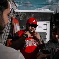 Chris Kingを聴いたり、ミュージックビデオを鑑賞したり、経歴やツアー日程などを確認したりしましょう！