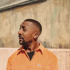 Kristien Owens dinle, müzik videolarını izle, biyografisini oku, tur tarihlerini ve daha fazlasını gör!