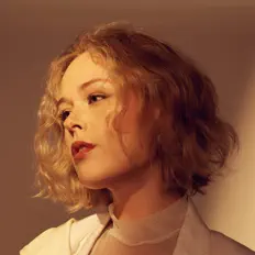 聆聽 Bryn、觀看音樂影片、閱讀小傳、查看巡演日期等！