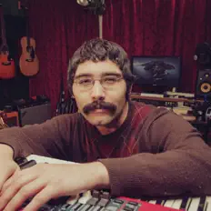 Ascolta Dylan Waterman, guarda video musicali, leggi la biografia, vedi le date del tour & altro!