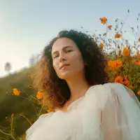 聆聽 undefined、觀看音樂影片、閱讀小傳、查看巡演日期等！