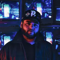 Hör dir Pino an, schau dir Musikvideos an, lies die Biografie, finde Tourdaten und mehr!