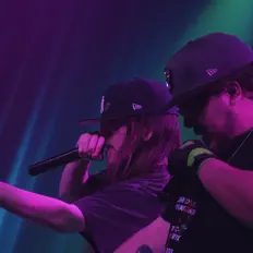 enemyXを聴いたり、ミュージックビデオを鑑賞したり、経歴やツアー日程などを確認したりしましょう！