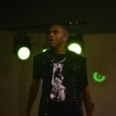 Anthony C सुनें, म्यूज़िक वीडियो देखें, बायो पढ़ें, दौरे की तारीखें और बहुत कुछ देखें!