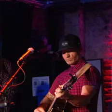 Josh Prunoを聴いたり、ミュージックビデオを鑑賞したり、経歴やツアー日程などを確認したりしましょう！