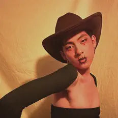 Poslechněte si interpreta Divinecowgurl, sledujte hudební videa, přečtěte si životopis, podívejte se na data turné a další informace.