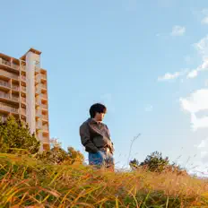 NEOMを聴いたり、ミュージックビデオを鑑賞したり、経歴やツアー日程などを確認したりしましょう！