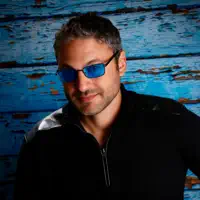 Escucha a undefined, mira videos musicales, lee su biografía, consulta las fechas de las gira y más.