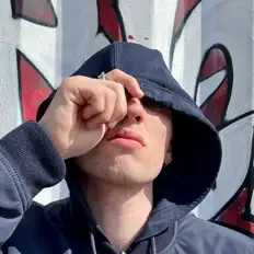 聆聽 VLADOPE、觀看音樂影片、閱讀小傳、查看巡演日期等！