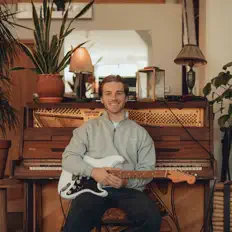 Ouve RE:UM, vê vídeos de música, lê a biografia, vê as datas da digressão e muito mais!