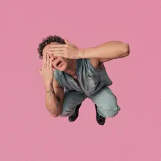 聆聽 Crash、觀看音樂影片、閱讀小傳、查看巡演日期等！