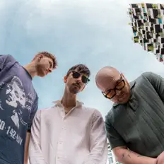 聆聽 Desmond、觀看音樂影片、閱讀小傳、查看巡演日期等！