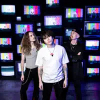 Hör dir undefined an, schau dir Musikvideos an, lies die Biografie, finde Tourdaten und mehr!