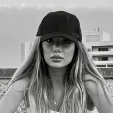 Poslechněte si interpreta Airyen Vay, sledujte hudební videa, přečtěte si životopis, podívejte se na data turné a další informace.