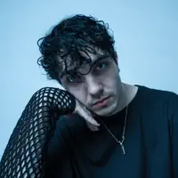 Ascolta undefined, guarda video musicali, leggi la biografia, vedi le date del tour & altro!