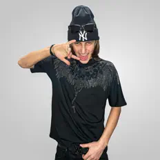 Escucha a QweMouzo, mira videos musicales, lee su biografía, consulta las fechas de las gira y más.