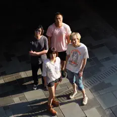 Poslechněte si interpreta Simple lover, sledujte hudební videa, přečtěte si životopis, podívejte se na data turné a další informace.