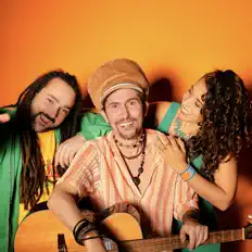 Giramundoを聴いたり、ミュージックビデオを鑑賞したり、経歴やツアー日程などを確認したりしましょう！