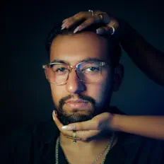 Ahmed Koreを聴いたり、ミュージックビデオを鑑賞したり、経歴やツアー日程などを確認したりしましょう！