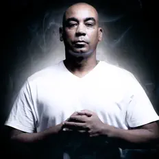 Poslechněte si interpreta Momo Nas, sledujte hudební videa, přečtěte si životopis, podívejte se na data turné a další informace.