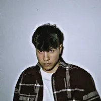 聆聽 undefined、觀看音樂影片、閱讀小傳、查看巡演日期等！