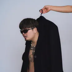 Poslechněte si interpreta kenshiro, sledujte hudební videa, přečtěte si životopis, podívejte se na data turné a další informace.