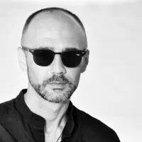 收听 undefined、观看音乐视频、阅读小传、查看巡演日期等 ！