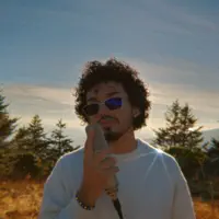 Escucha a undefined, mira videos musicales, lee su biografía, consulta las fechas de las gira y más.