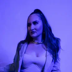 收听 Louissa、观看音乐视频、阅读小传、查看巡演日期等 ！