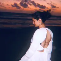 undefined을(를) 듣고, 뮤직 비디오를 보고, 약력을 읽고, 투어 일정 등을 확인하세요!