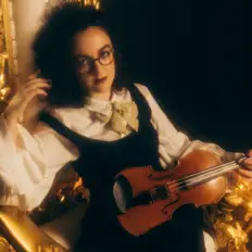 Posłuchaj wykonawcy Kelty Greye, obejrzyj teledyski, przeczytaj biografię, zobacz daty tras koncertowych i nie tylko!