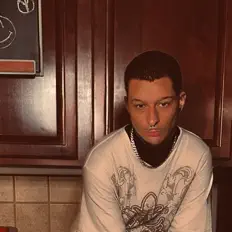 聆聽 Dyn Young、觀看音樂影片、閱讀小傳、查看巡演日期等！