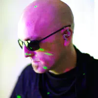 收听 undefined、观看音乐视频、阅读小传、查看巡演日期等 ！