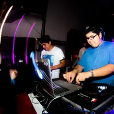 DJ Maxisを聴いたり、ミュージックビデオを鑑賞したり、経歴やツアー日程などを確認したりしましょう！