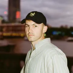 Strathを聴いたり、ミュージックビデオを鑑賞したり、経歴やツアー日程などを確認したりしましょう！