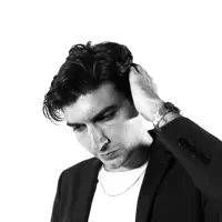 聆聽 undefined、觀看音樂影片、閱讀小傳、查看巡演日期等！