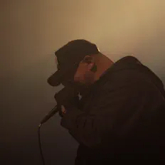 Ouça iiwaa, assista a videoclipes, leia a biografia, veja as datas das turnês e mais!