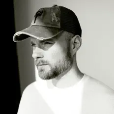 Poslechněte si interpreta Ásgeir, sledujte hudební videa, přečtěte si životopis, podívejte se na data turné a další informace.